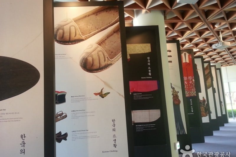 青瓦台舍廊房