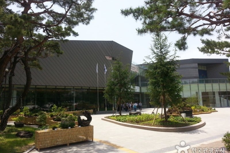青瓦台舍廊房