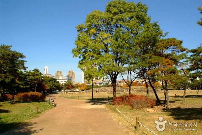 首尔石村洞古坟群