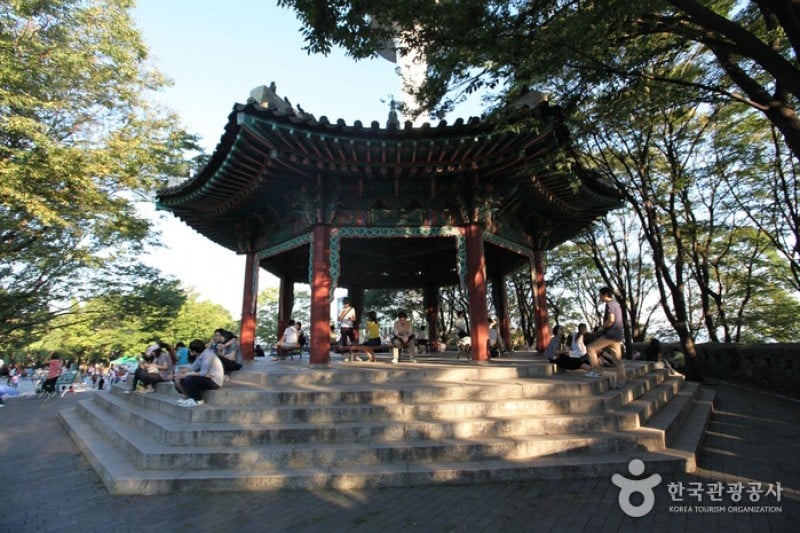 南山八角亭남산 팔각정