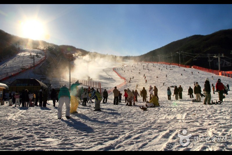 昆池岩度假村滑雪场