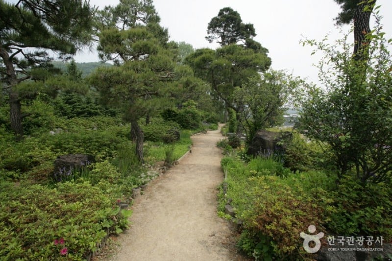 碧草池文化树木园