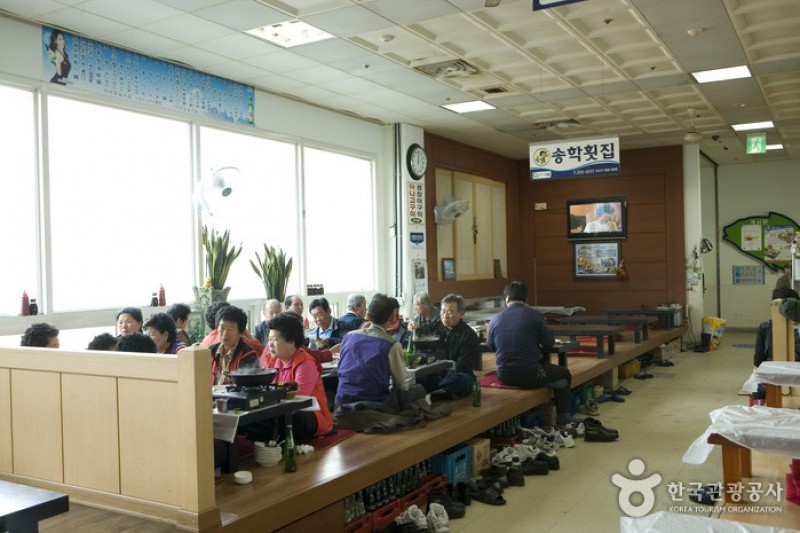 札嘎其市场生鱼片部