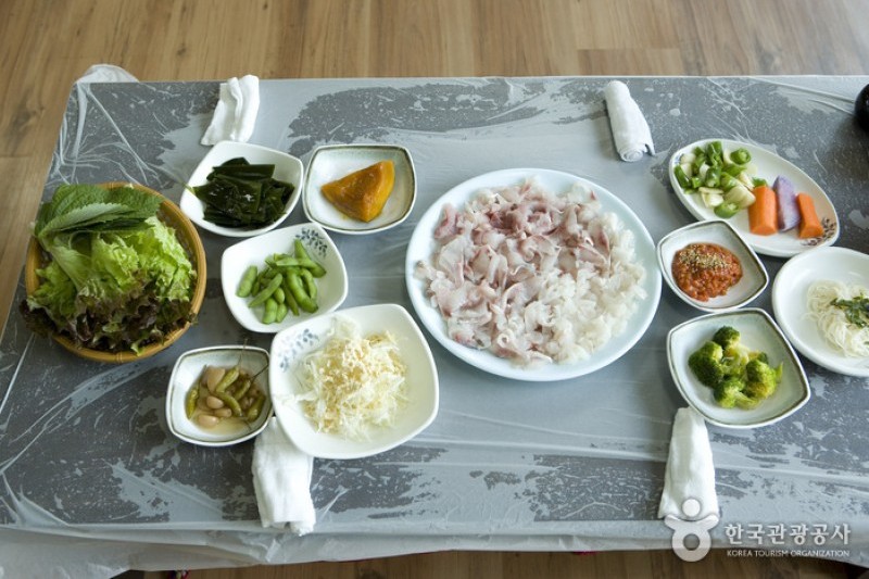 札嘎其市场生鱼片部