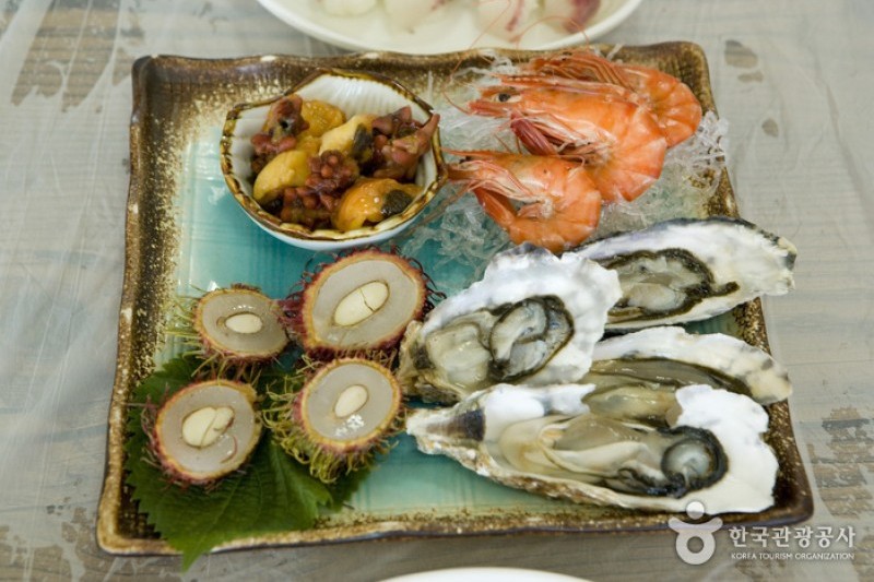 札嘎其市场生鱼片部