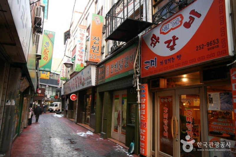 春川明洞烤鸡排胡同