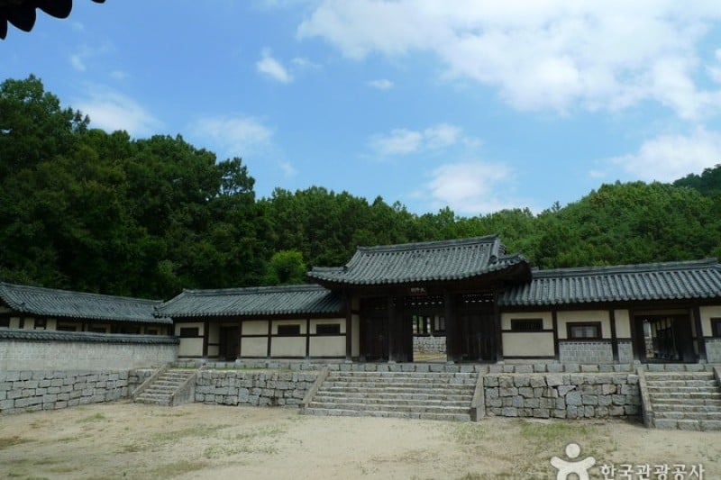 安东民俗村和安东湖