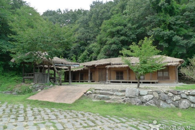 安东民俗村和安东湖