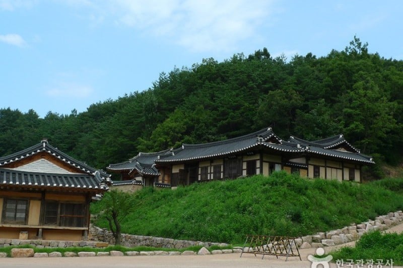 安东民俗村和安东湖