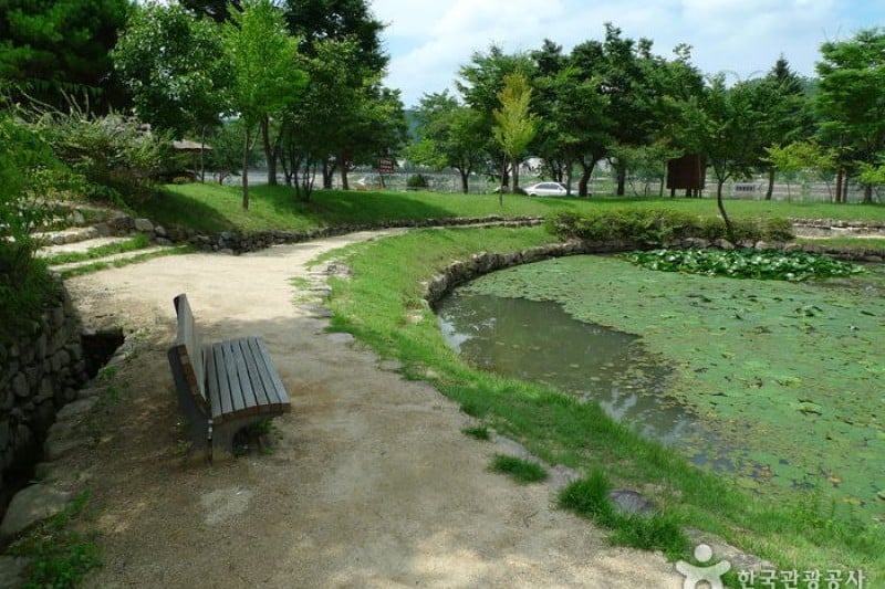 安东民俗村和安东湖