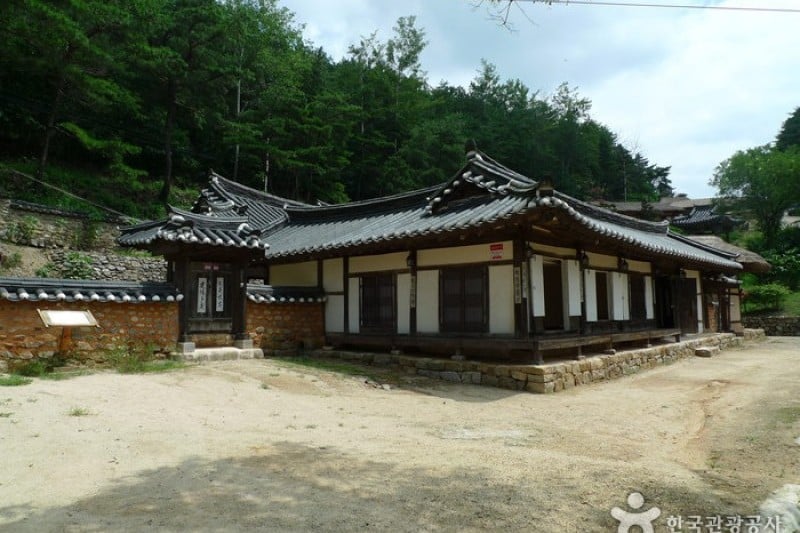 安东民俗村和安东湖