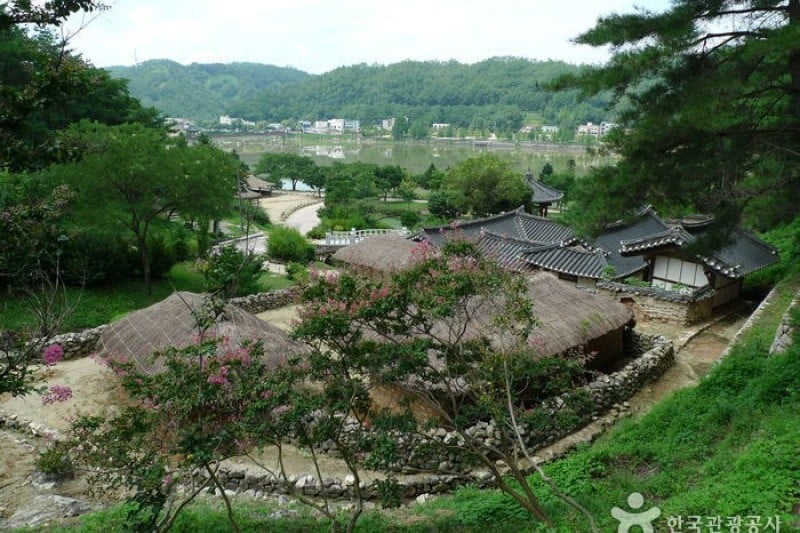 安东民俗村和安东湖