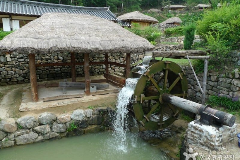 安东民俗村和安东湖
