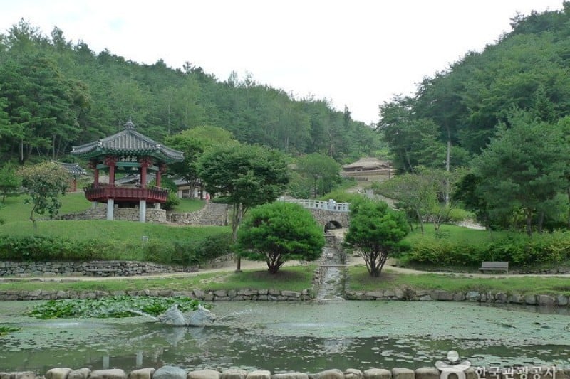 安东民俗村和安东湖