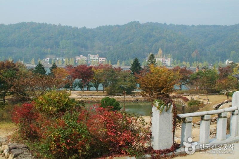 安东民俗村和安东湖