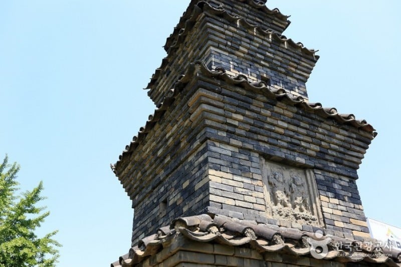 安东云兴洞幢竿支柱和东部洞五层砖塔