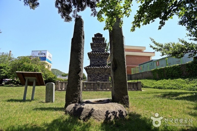 安东云兴洞幢竿支柱和东部洞五层砖塔