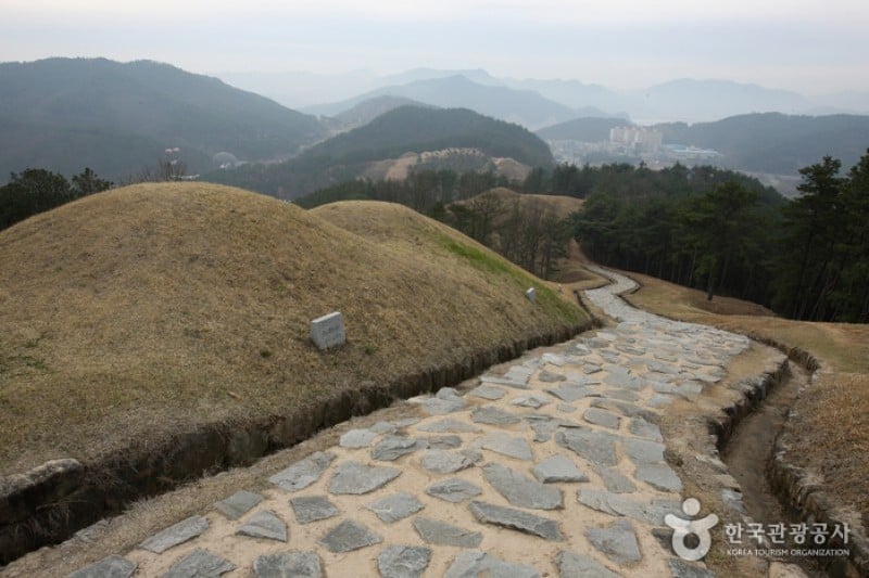 高灵池山洞古坟群