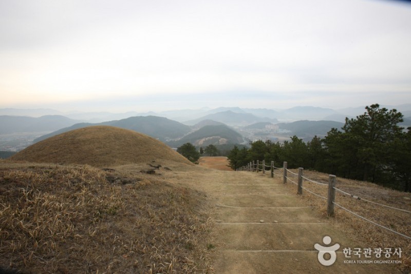 高灵池山洞古坟群