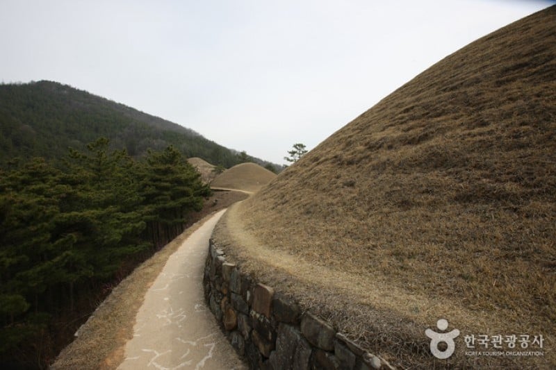 高灵池山洞古坟群