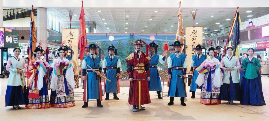 在金海机场观看了韩国观光公社的代表剧目——天剑的归还