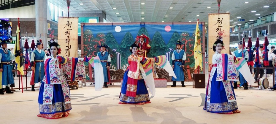 在金海机场观看了韩国观光公社的代表剧目——天剑的归还