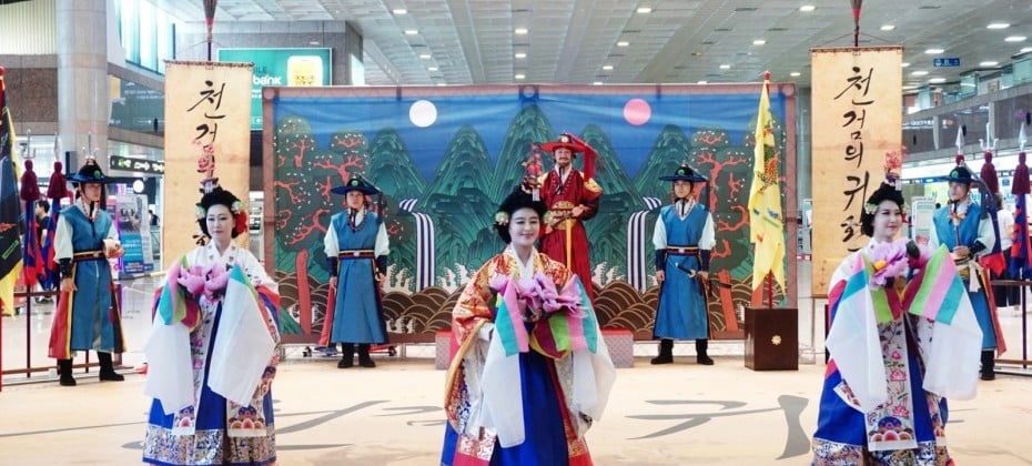 在金海机场观看了韩国观光公社的代表剧目——天剑的归还