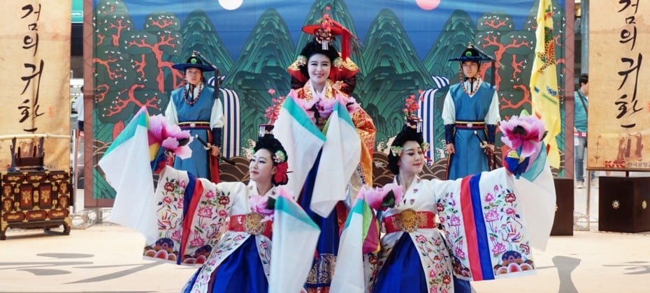 在金海机场观看了韩国观光公社的代表剧目——天剑的归还
