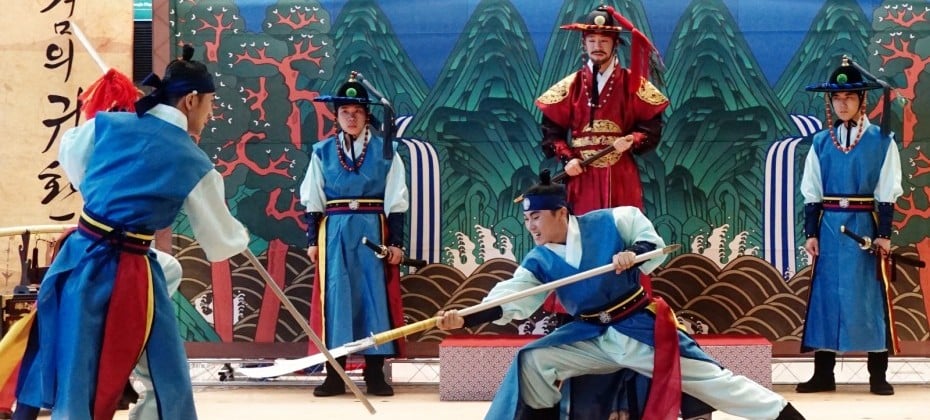 在金海机场观看了韩国观光公社的代表剧目——天剑的归还
