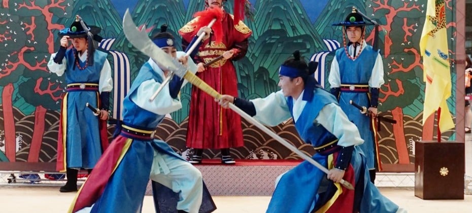 在金海机场观看了韩国观光公社的代表剧目——天剑的归还
