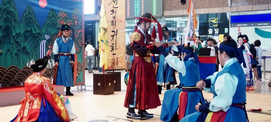 在金海机场观看了韩国观光公社的代表剧目——天剑的归还