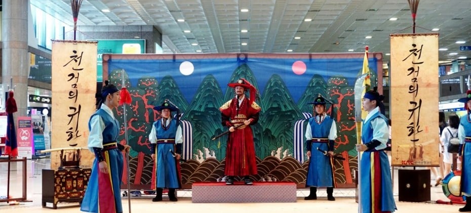 在金海机场观看了韩国观光公社的代表剧目——天剑的归还