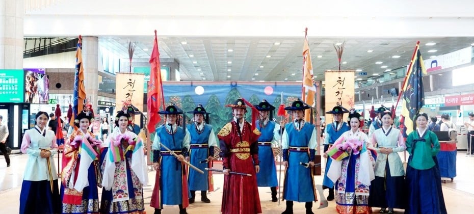 在金海机场观看了韩国观光公社的代表剧目——天剑的归还