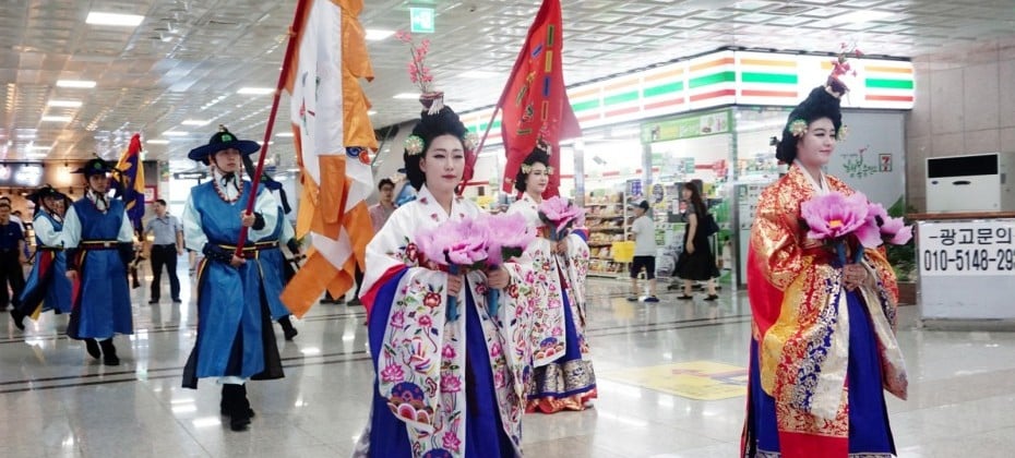 在金海机场观看了韩国观光公社的代表剧目——天剑的归还