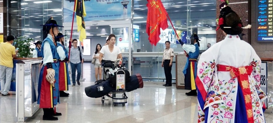 在金海机场观看了韩国观光公社的代表剧目——天剑的归还