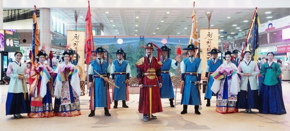 在金海机场观看了韩国观光公社的代表剧目——天剑的归还