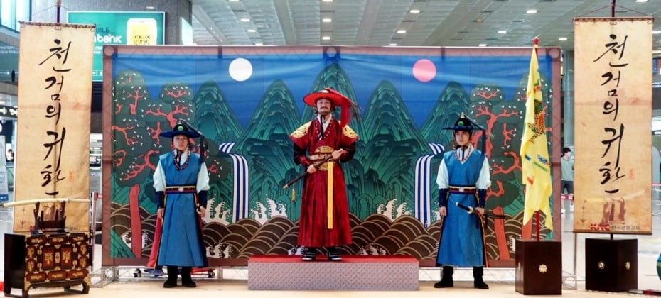 在金海机场观看了韩国观光公社的代表剧目——天剑的归还