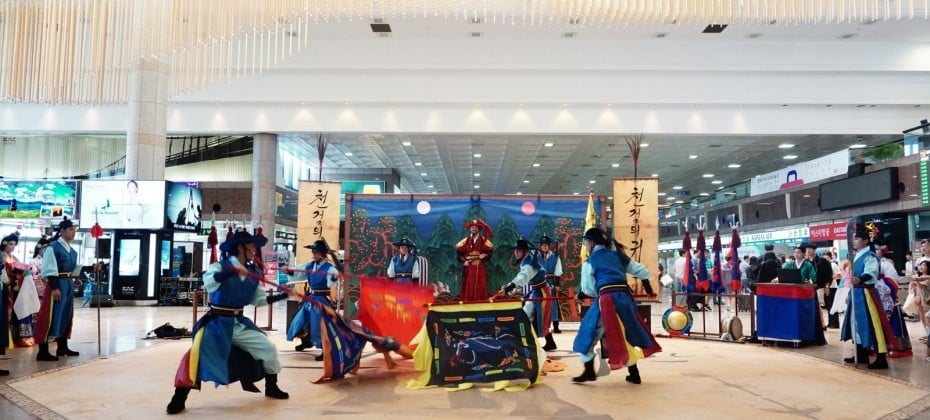 在金海机场观看了韩国观光公社的代表剧目——天剑的归还
