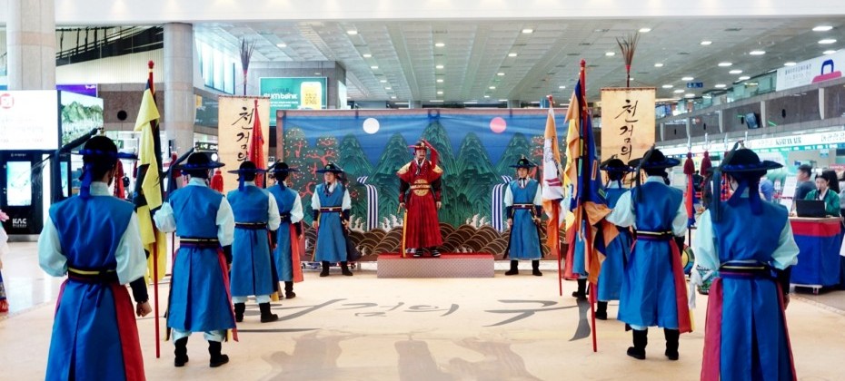 在金海机场观看了韩国观光公社的代表剧目——天剑的归还