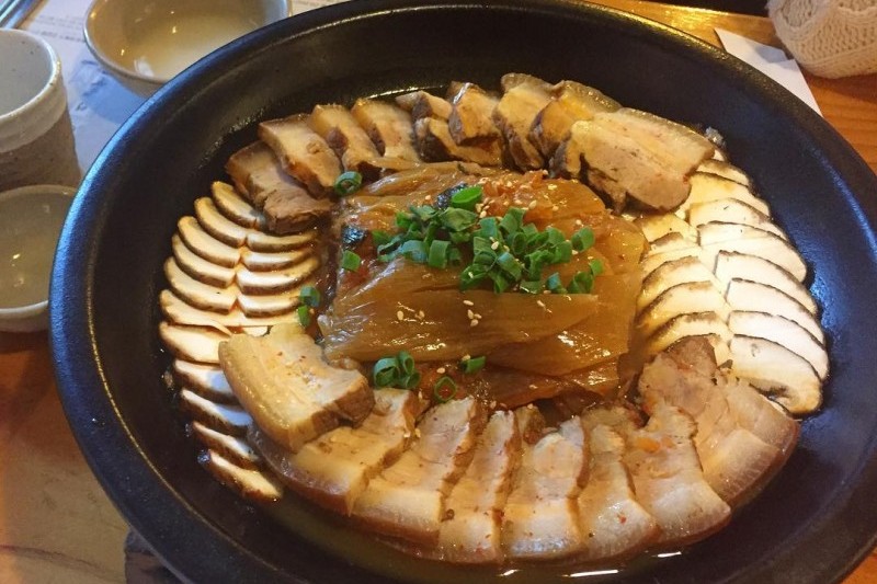 百岁酒村 钟阁店 - 品味韩国传统美酒与酒肴