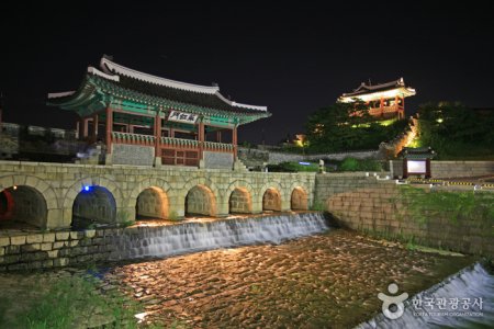 访花随柳亭(东北角楼)방화수류정(동북각루)