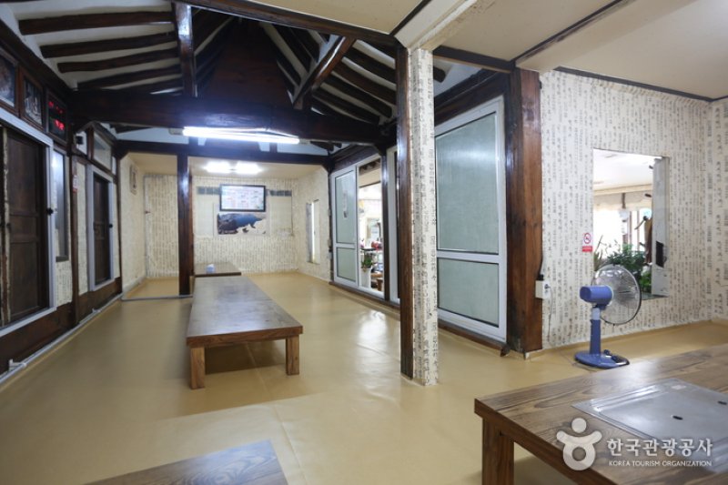 榉树生鱼片店 