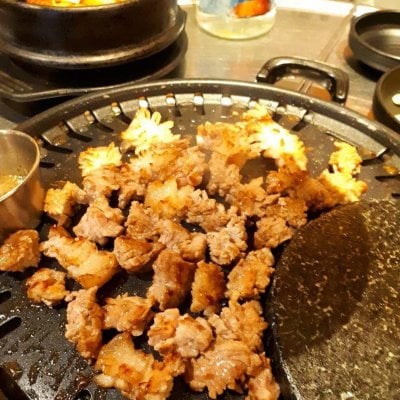 韩流明星的美食之旅第三站 - HAHA&amp;金钟国的401精肉餐馆 弘大店(하하&amp;김종국의